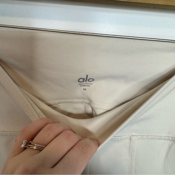 Alo Yoga High Waisted Cargo Leggings Ankle Bone Cream Size Medium - Picture 5 of 6